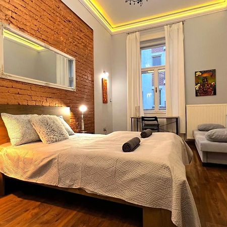 V6 Apartment By Small Home 부다페스트 외부 사진