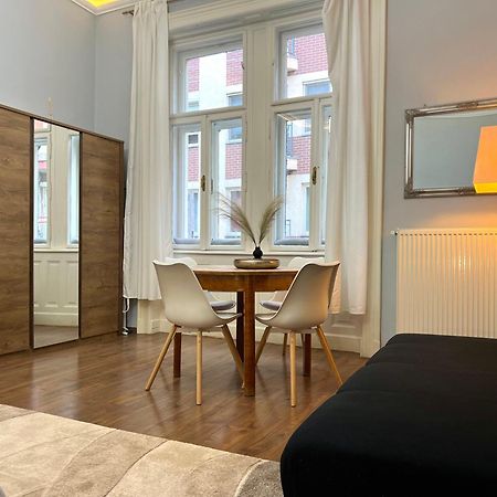 V6 Apartment By Small Home 부다페스트 외부 사진